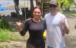 La Primera Clase de Surf de Maritza: Corriendo Olas en Costa Rica